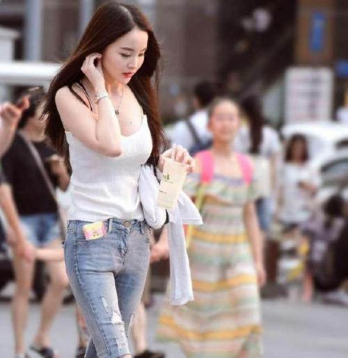 街拍：小姐姐穿着一条黑色的连衣裙，尽显女人妩媚身姿