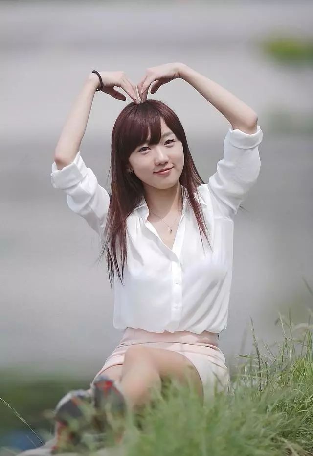 肤色丝袜与高跟鞋一齐穿，公园里的女孩很Nice！