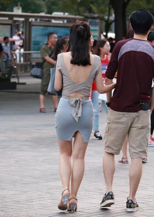  女性|街拍：盛夏时节这样穿搭，让你尽显女性魅力