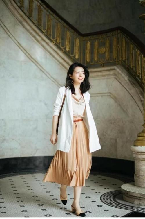  女人：优雅的40岁女人，还在想怎么穿搭吗？学学时尚博主三木的高级穿搭