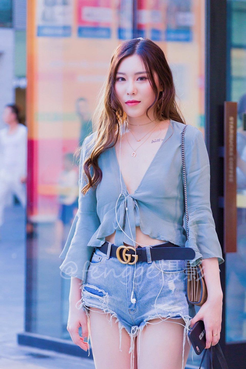 街拍:三里屯来了个梨形身材的姑娘，个性时尚颇具亲和力