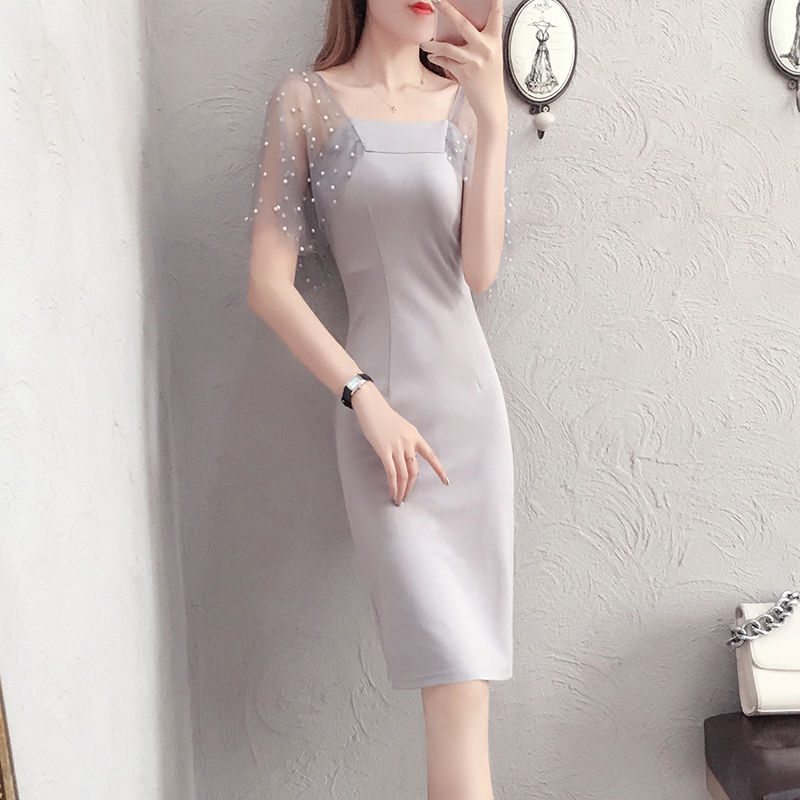 赫本裙不流行了!今秋小姐姐流行穿“镂空裙，性感时髦，年轻十岁