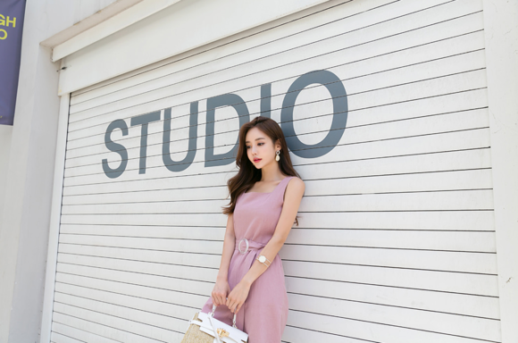 头条女神孙允珠，蜜桃汽水碎冰亮丝束腰阔腿裤