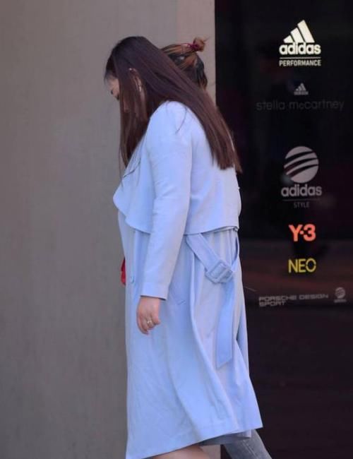  #魅力十足#街拍：倾城倾国的小姐姐，一件白色的连衣裙，时尚女神魅力十足