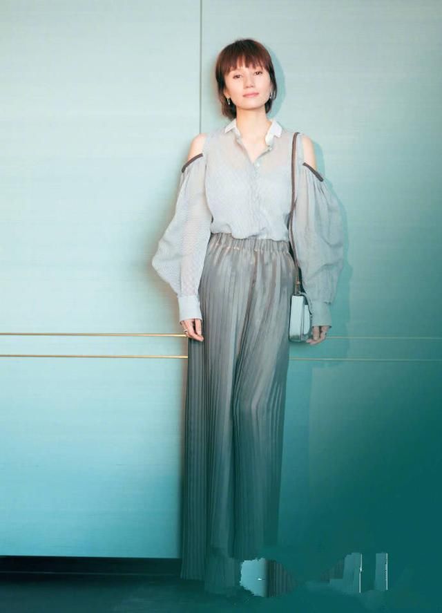 40岁袁泉厉害了！仅剪了个短发就显小20岁，网友：夏雨真幸福！