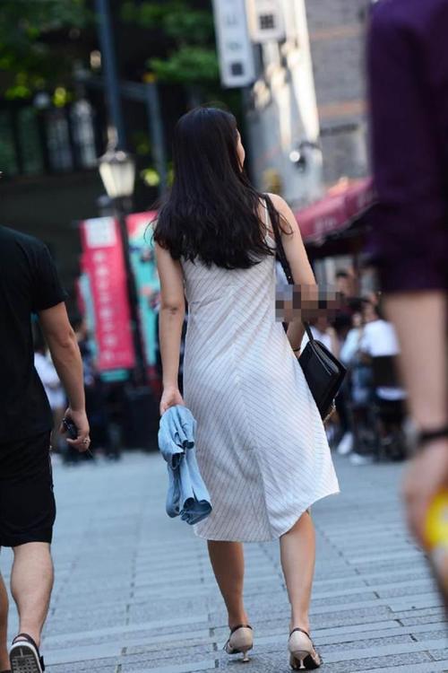 靓丽街拍: 优雅长裙美女, 下蹲捡东西时候, 我是不是该干点什么!