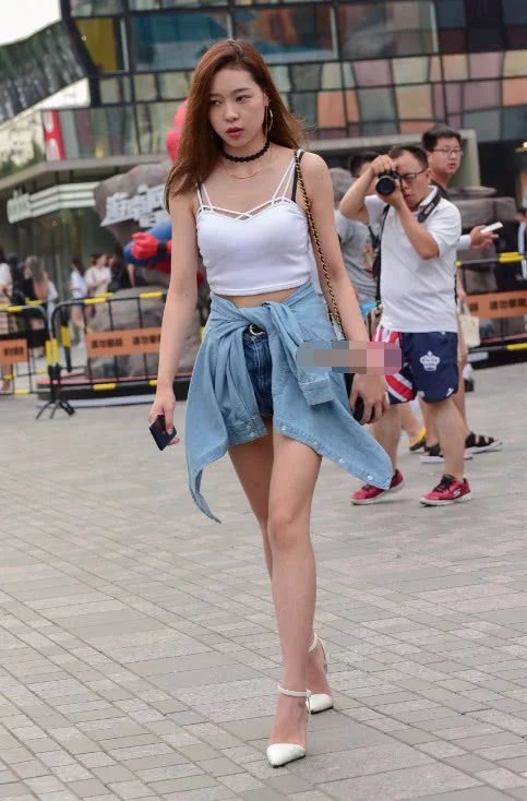 气质小姐姐超短裤凸显一双大长腿，走路的样子太过霸气路人都纷纷