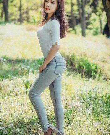 夏天穿牛仔裤最好是浅色，搭配白色绝对亮眼十足