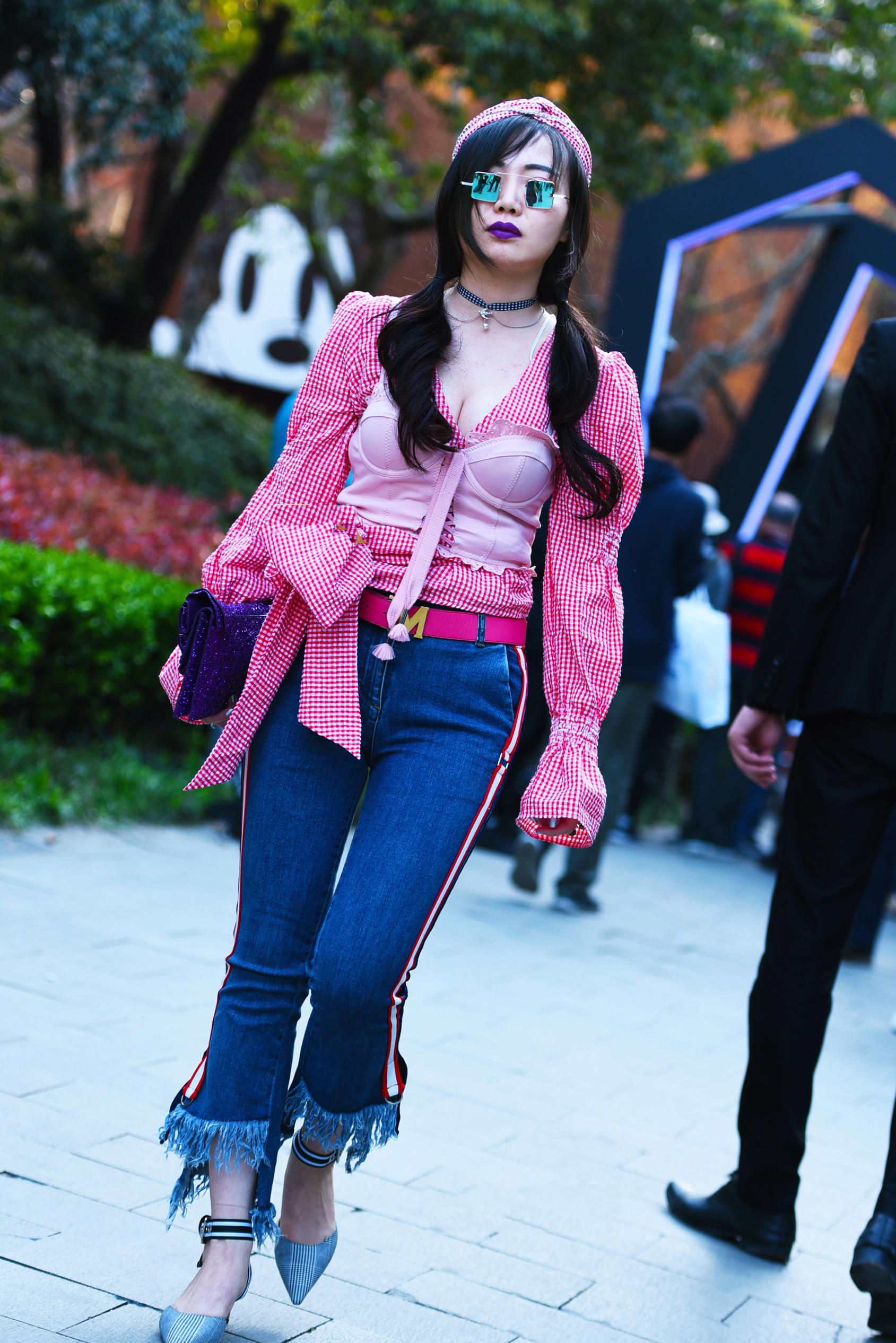 时尚辣妈复古穿着出街，烈焰紫唇捕获众人芳心