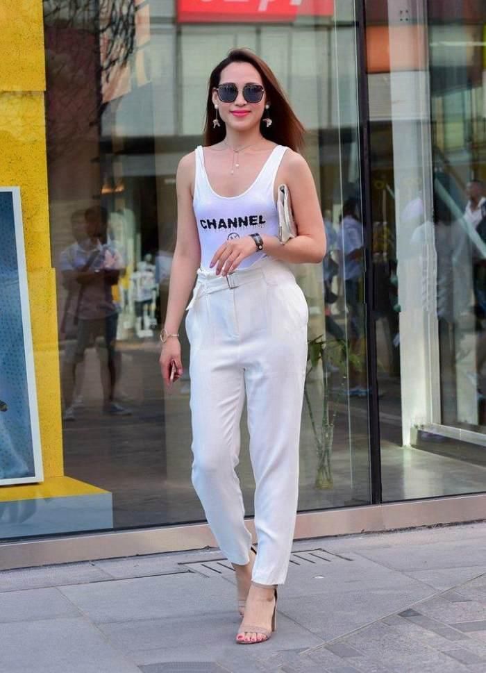夏日街头，穿着清凉大秀颜值和完美身材的小姐姐，妩媚迷人!