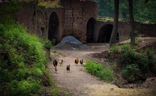 “铜钱”垒墙，陶瓷盖房，河南这座“土豪村”曾比肩景德镇