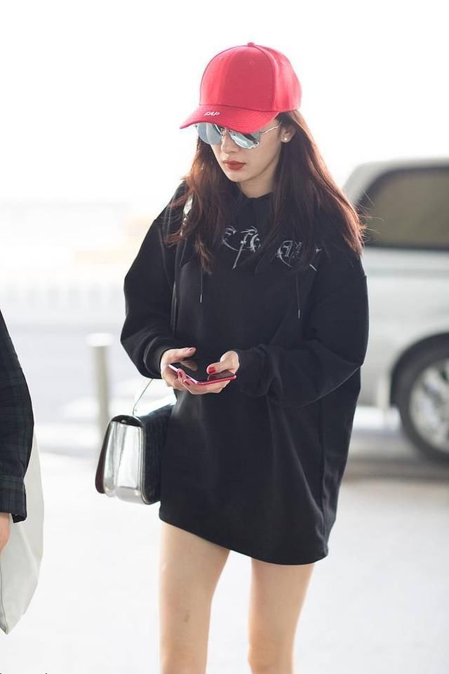 看了唐嫣玩下衣失踪，再看看杨幂，终于明白腿长和腿细的差别了