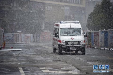  工作人员：湖北孝感：战“疫”雨雪中