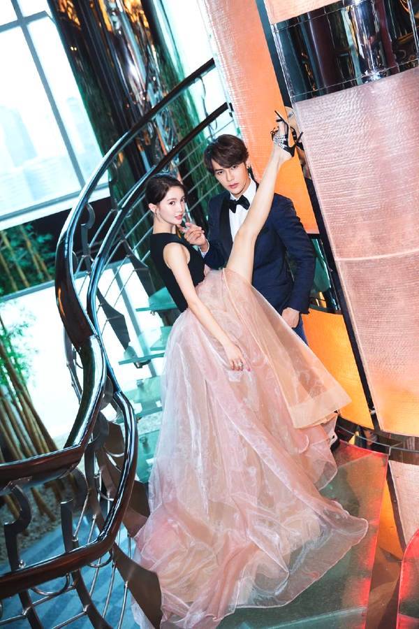 金晨腿咚汪东城太撩人,两人微博频频互动,差