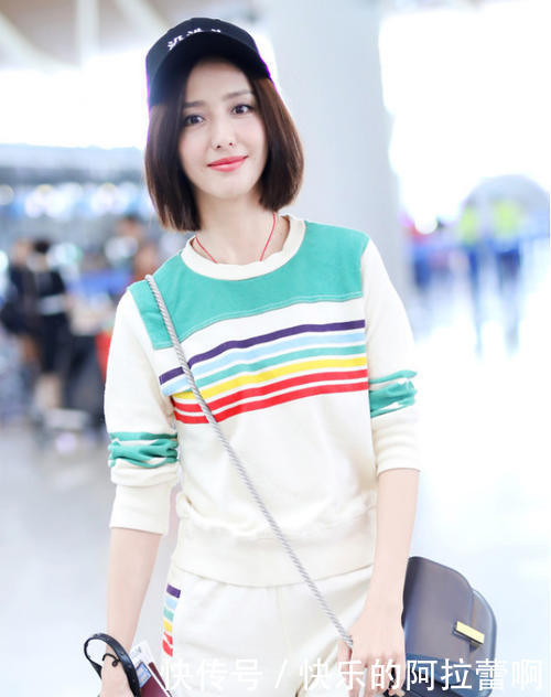 佟丽娅“没洗头”就敢出来秀美腿啦，不得不佩服你的大长腿很美！