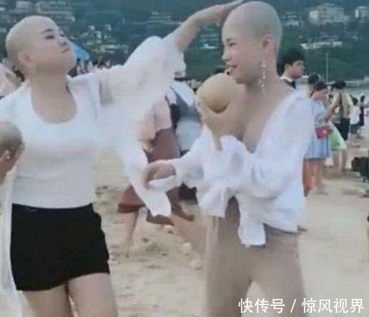 两位光头美女穿着时尚在海边嬉戏, 网友看后不淡定了!