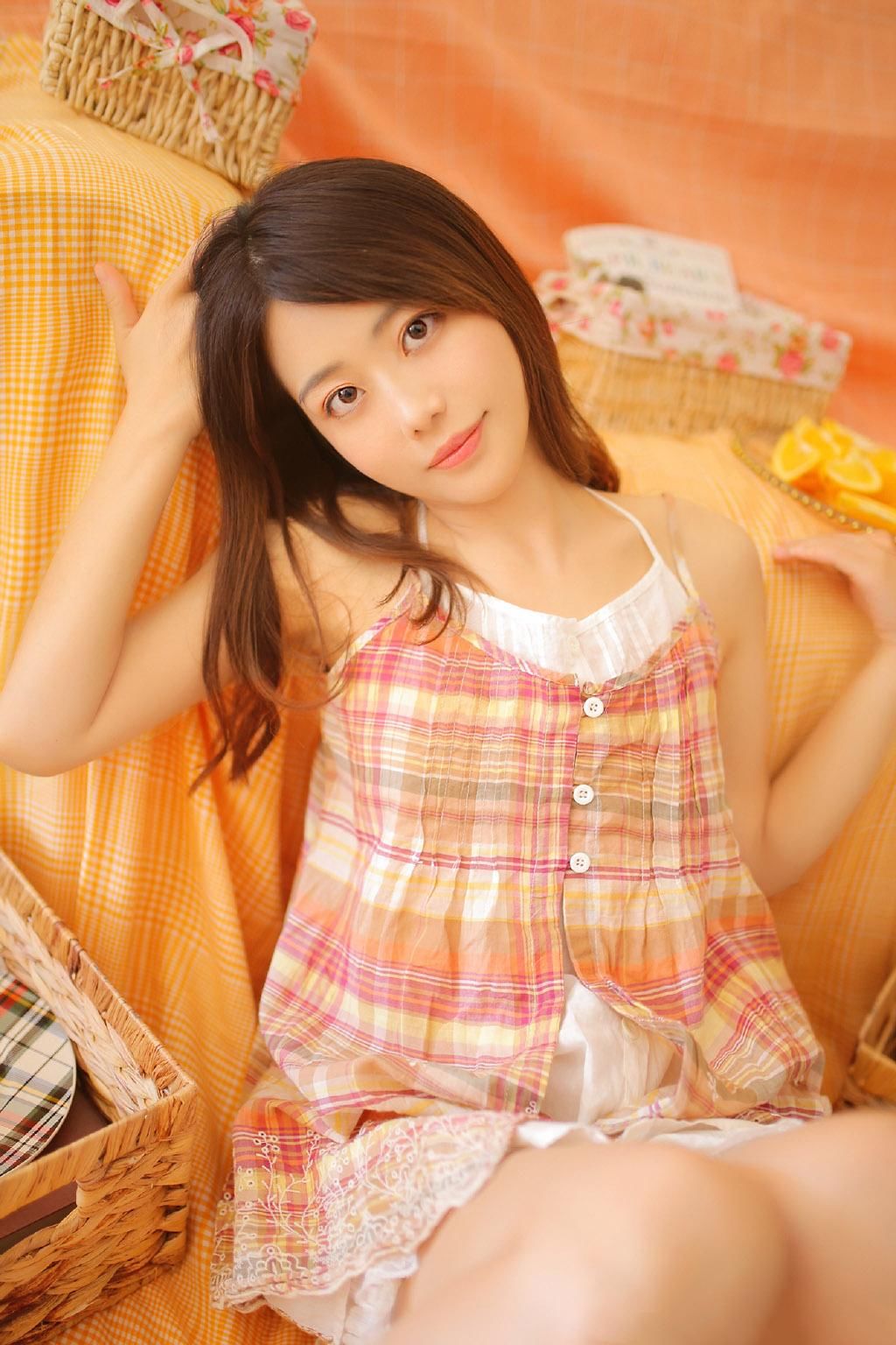 清凉吊带装美女美胸长腿写真图片