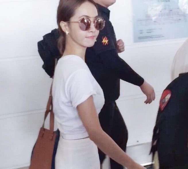 蔡依林现身机场，白色包臀裙勾勒性感曲线 秀出小蛮腰