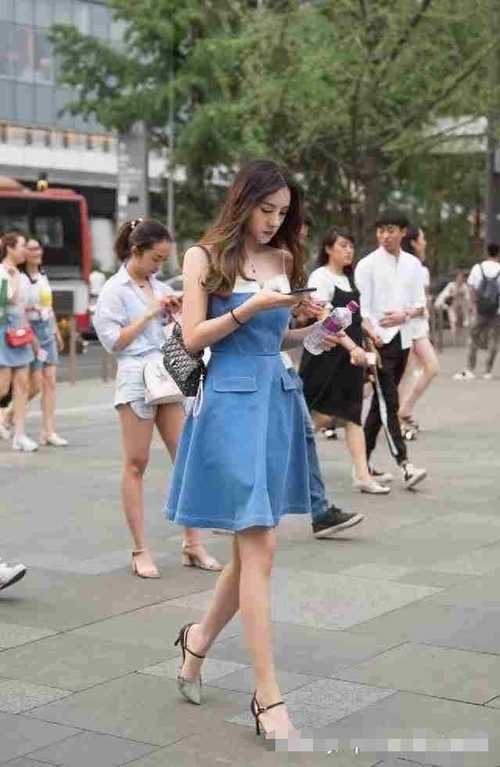 街拍：高挑美丽大方的小姐姐，外表上既休闲又性感很时尚！