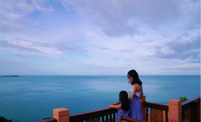 雷佳音老婆海边度假,穿比基尼身材超火辣,女儿扎小彩辫个性十足