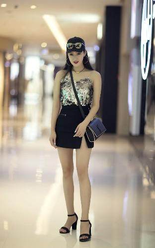 街拍, 个性张扬的穿搭, 身穿吊带的鱼鳞装, 很是性感