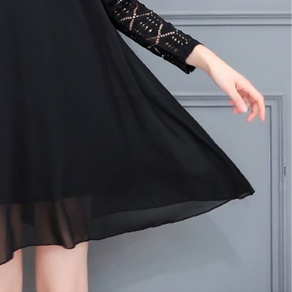 黑裤子扔了吧!听说70后女人都穿这,秋裙+高跟鞋,想不嫩都难