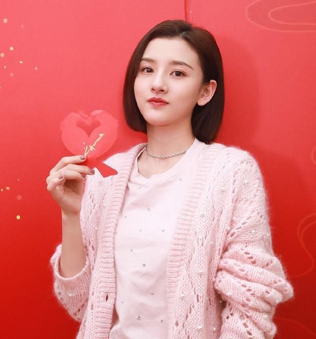  「格纹外套」粉嫩小仙女的日常穿搭:谁说长大就不能可爱了!心动值满分