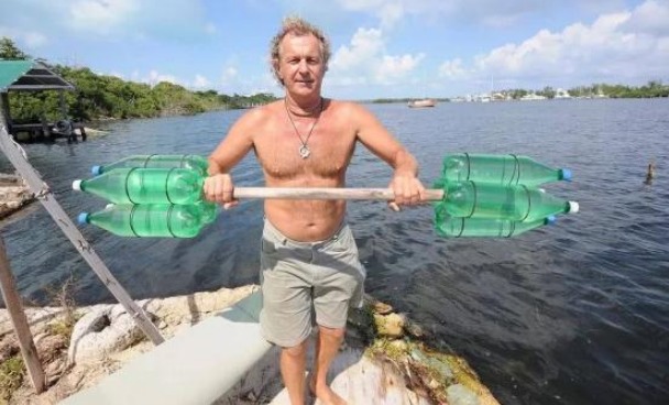 英国大叔用空瓶子建小岛，有房有树还有无线网，生活无比惬意