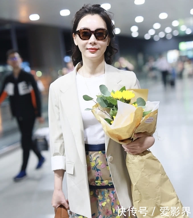 『巴掌』她是董卿心中优雅女人典范,43岁气质好,一袭红裙凸显“巴掌腰”