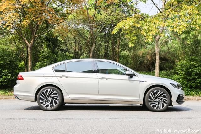 #舒适#搭1.4T+电机混动系统,座舱舒适外观大气,试驾全新迈腾GTE