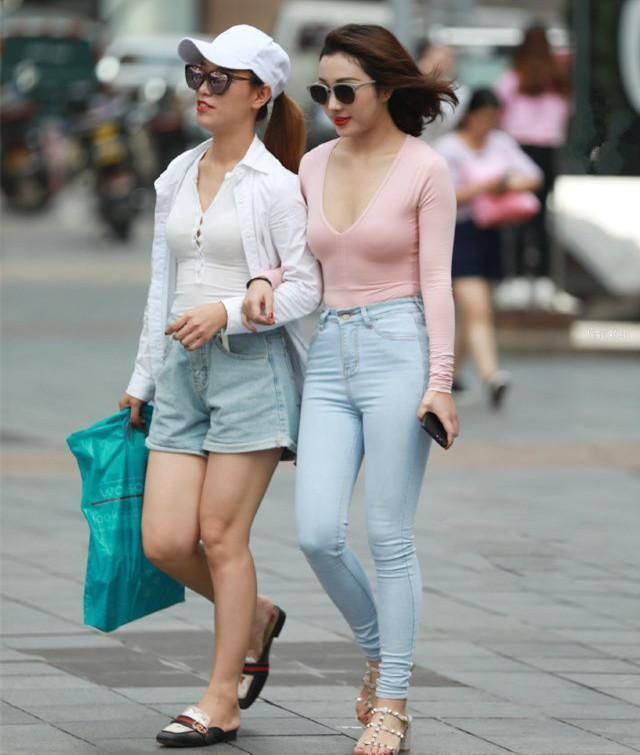 匀称标致的紧身裙小姐姐，秀出修长的大长腿，满满的女人时尚味!