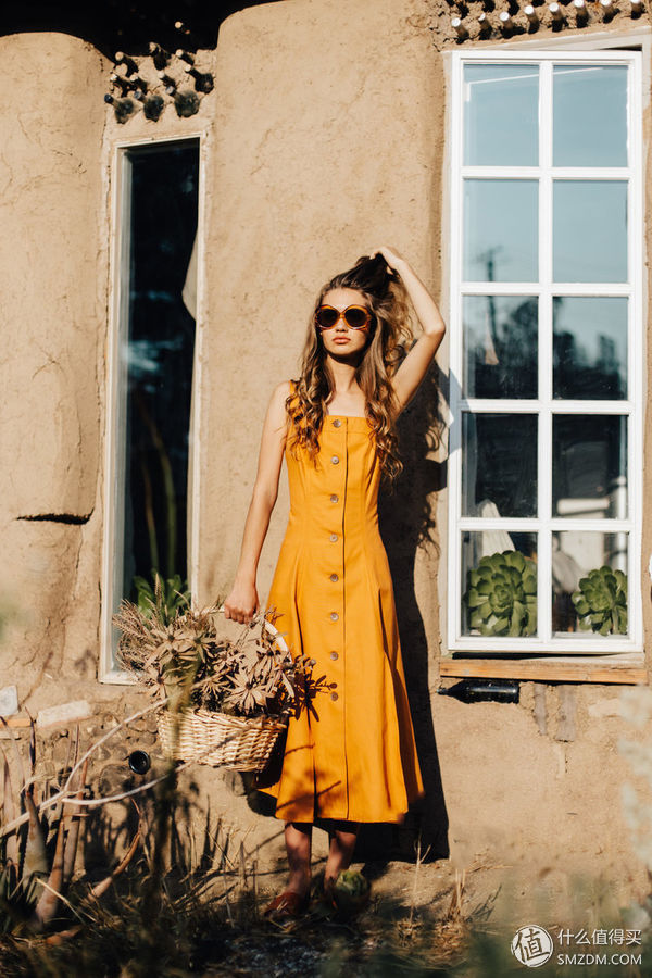 简约优雅的纽扣元素，显瘦复古今夏必备!