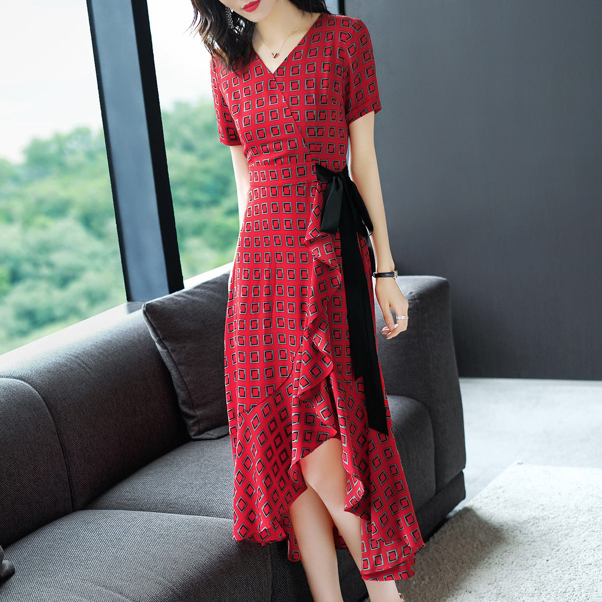 身材丰满的女人，建议穿“紧致裙”，性感优雅，男人见了都着迷