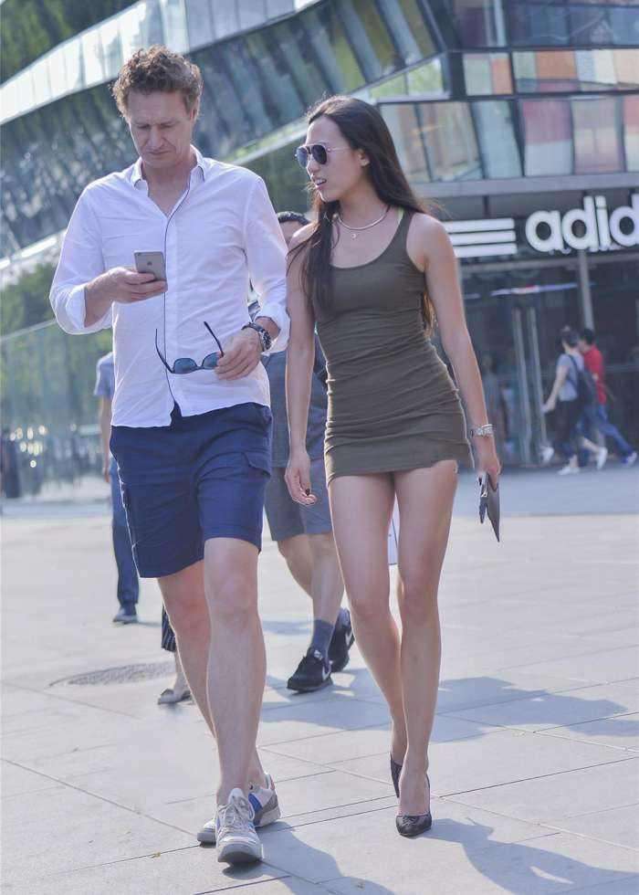 街拍: 身着清凉装的时尚妹子, 身材十分纤瘦!