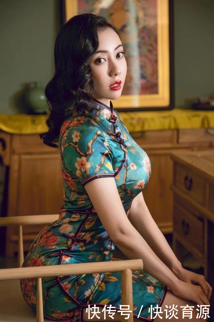  『挥发』风雅旗袍美女，举手投足间皆挥发女性魅力，红绿交织旗袍裙太高级