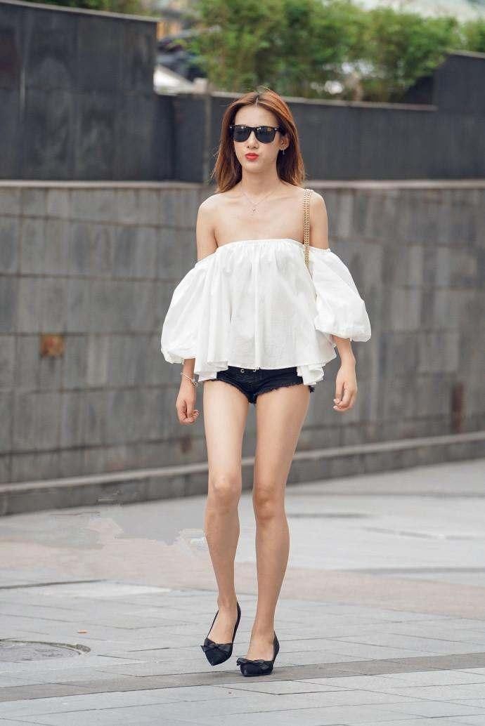 白色连衣裙搭配小高跟的美女，腿型真的好好看，性感迷人!