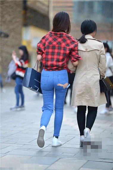 姐妹花逛街穿衣风格很不一样，紧身破洞牛仔裤的小姐姐很有心机更