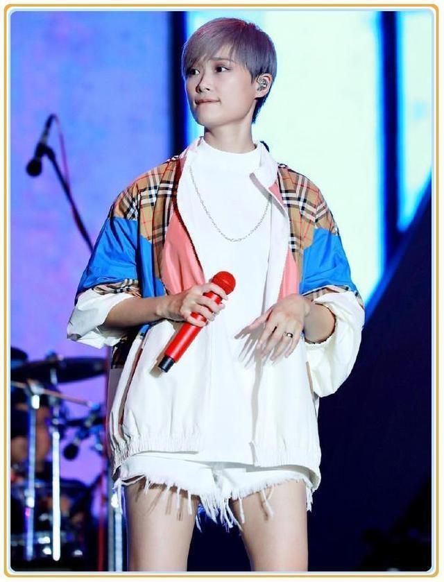 江疏影厉害!168穿格纹外套竟不输175李宇春,网友:主要看女人味