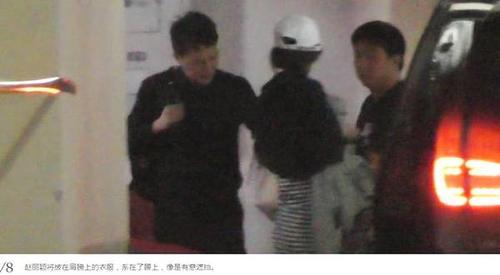 裸眼鉴怀孕？赵丽颖下场，对怀孕传闻进行辟谣：我们给大家劈个叉