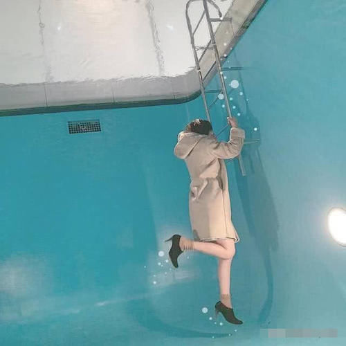 神奇的泳池，在水下行走衣服却不会湿，原来是这样