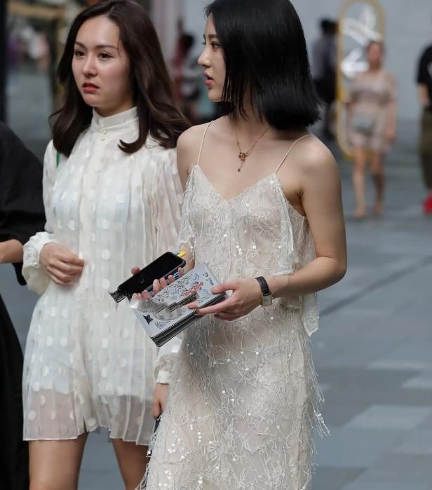 时尚：两位婴儿肥小姐姐，搭配的新颖靓丽，特别是这身裙子美呆了