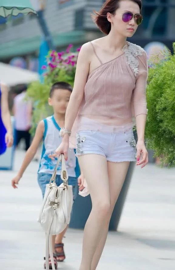 拥有傲人身材的小姐姐出门,热裤吊带魔性搭配,就连小朋友也忍不