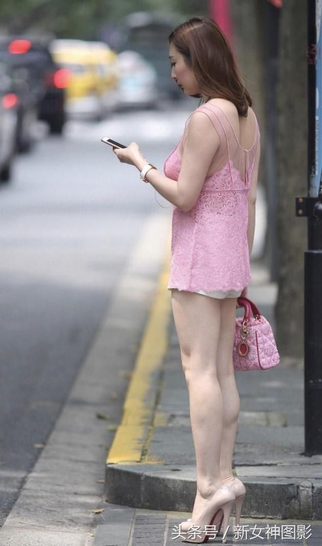 美女街拍:热裤配吊带裙,这个小姐姐,优雅又迷人!