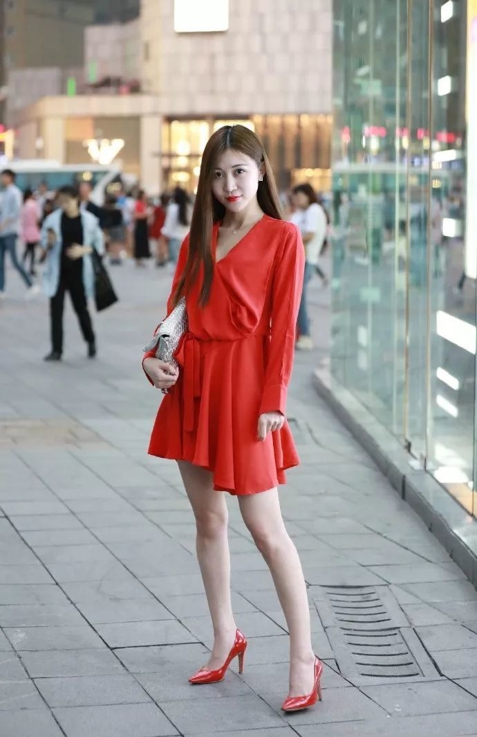 气质|街拍:时尚优雅的美女,彰显高贵气质,女人味十足