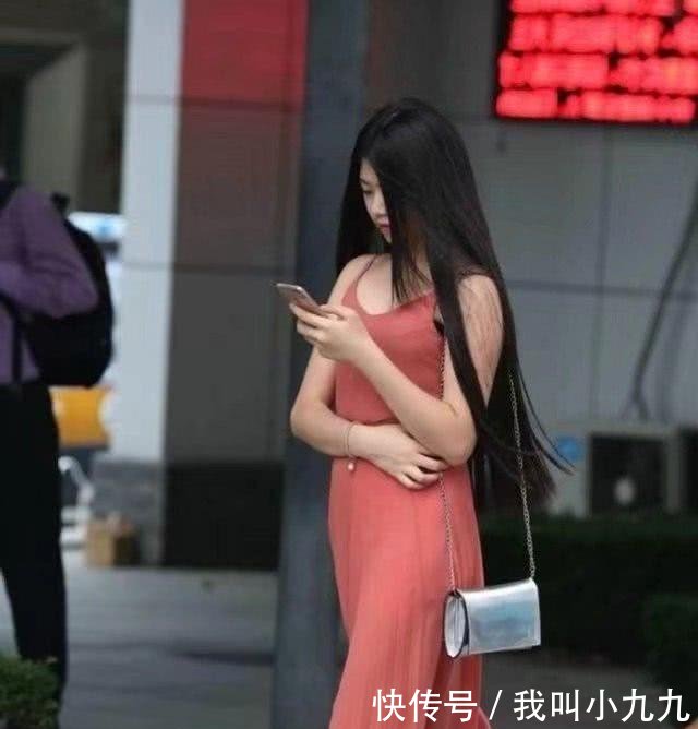 街拍小姐姐前面女孩露半脸，这位姑娘脸蛋全露！