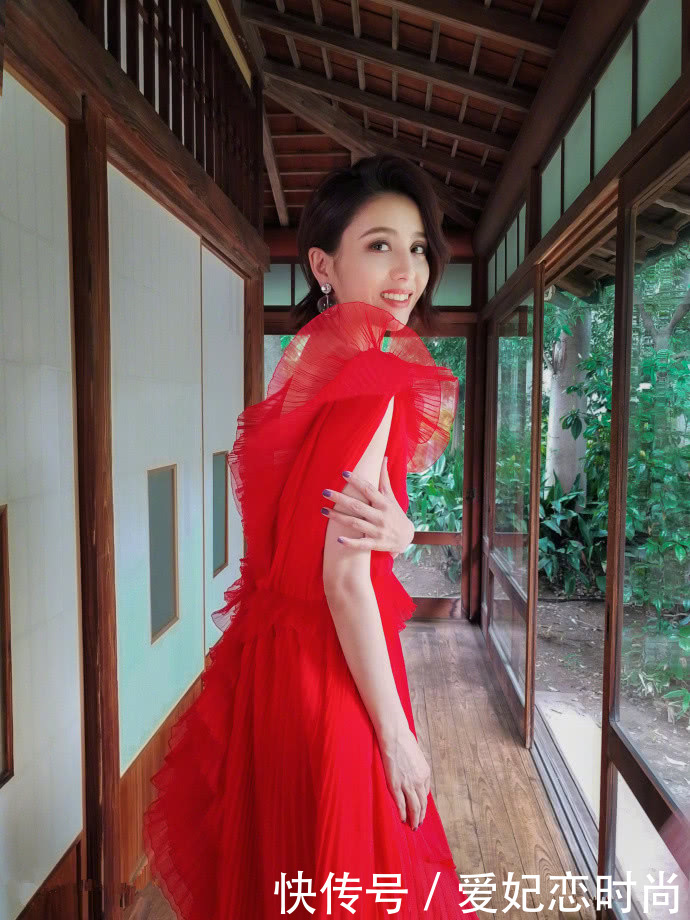 佟丽娅总算穿对了！白色开叉裙配尖头高跟，显优雅又大气！