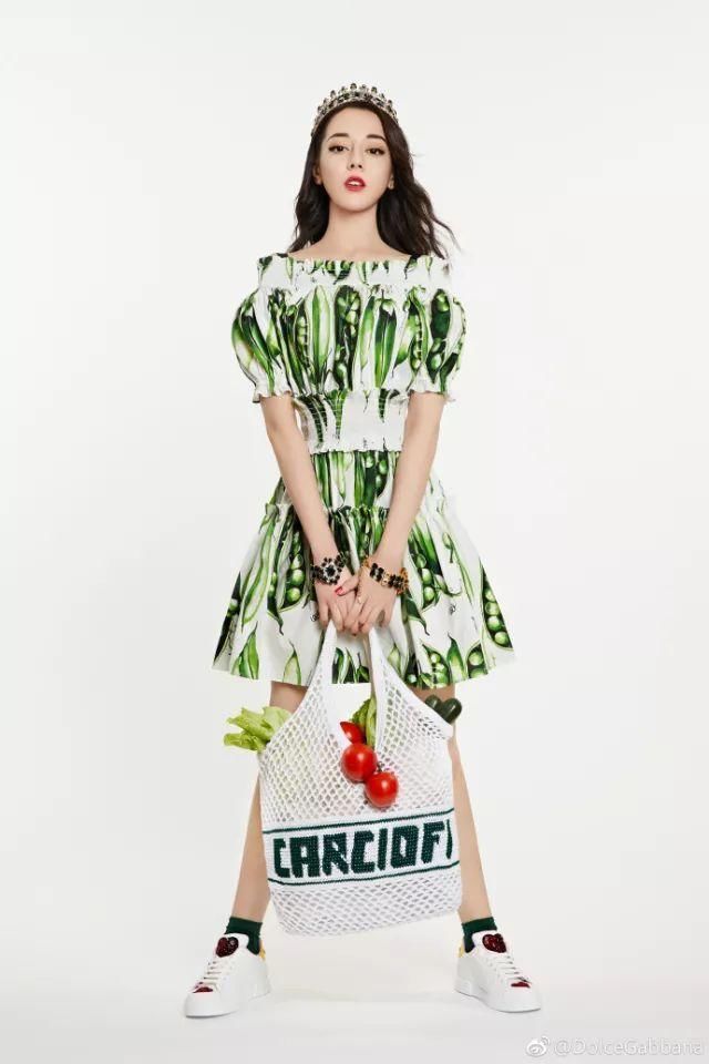 迪丽热巴不愧是吃货一枚!最新活动照再次把水果穿上身,俏皮好看