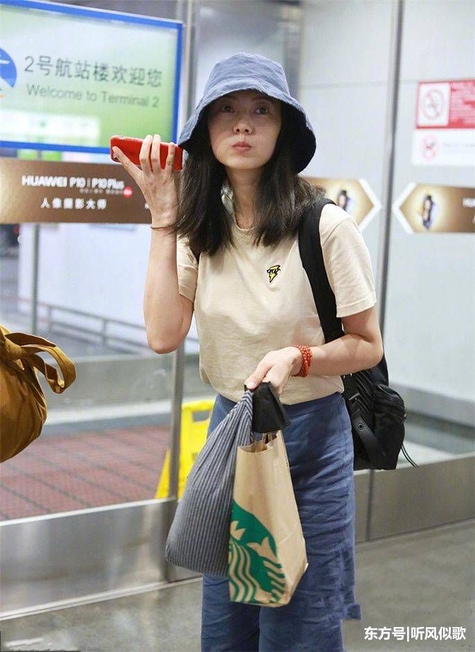 高圆圆穿露肩T恤重返二十岁，显嫩又活泼，网友:赵又廷能驾驭?