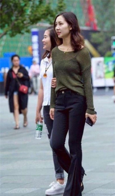  『风采』街拍：身材高挑的美女，一身靓丽穿搭尽显时尚风采，尊贵优雅显大气
