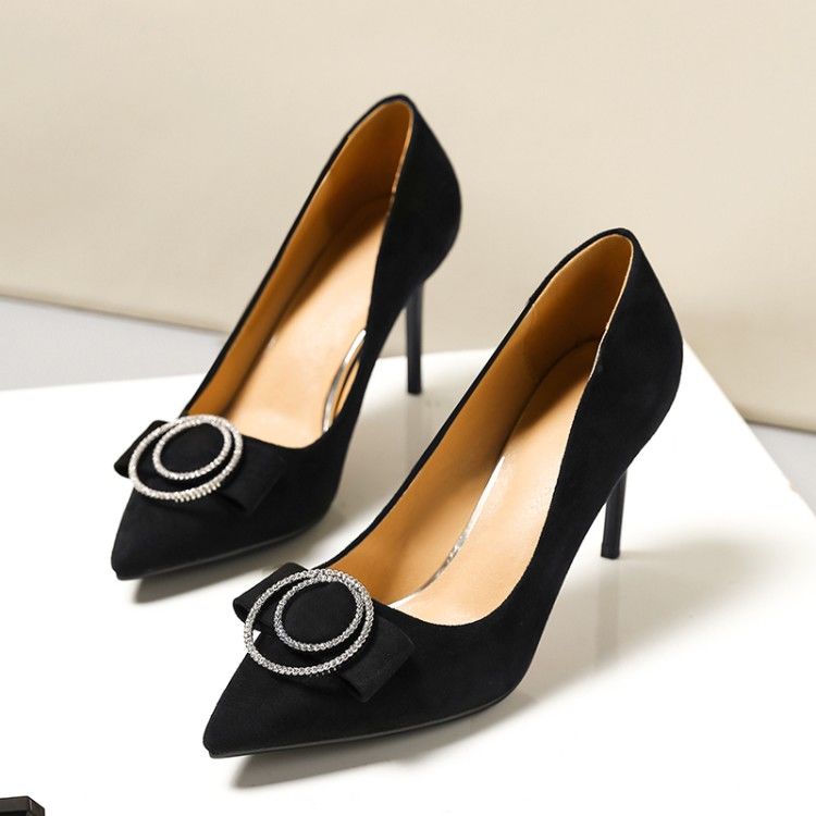 夏日少不了尖头高跟鞋，穿上显脚长又白皙